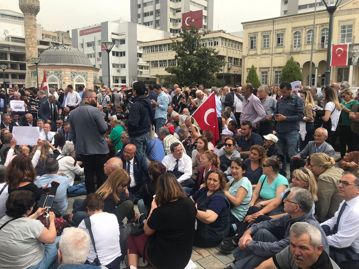 CHP İzmir'den oturma eylemi