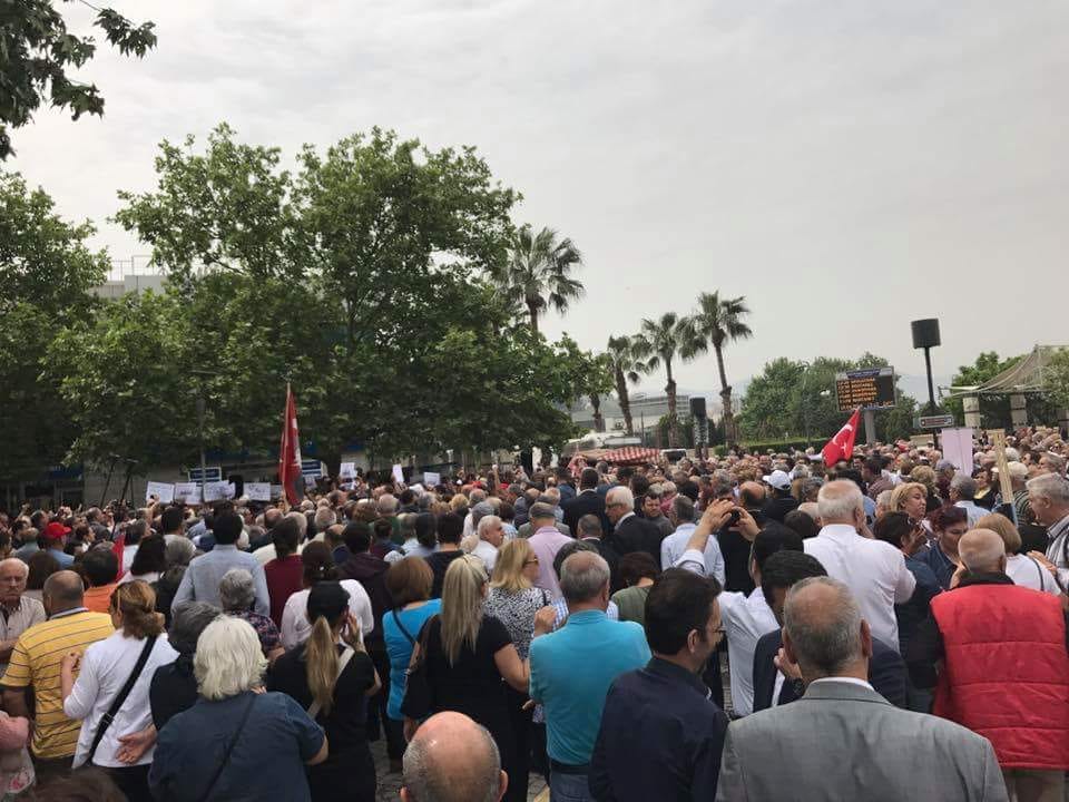 CHP İzmir'den oturma eylemi