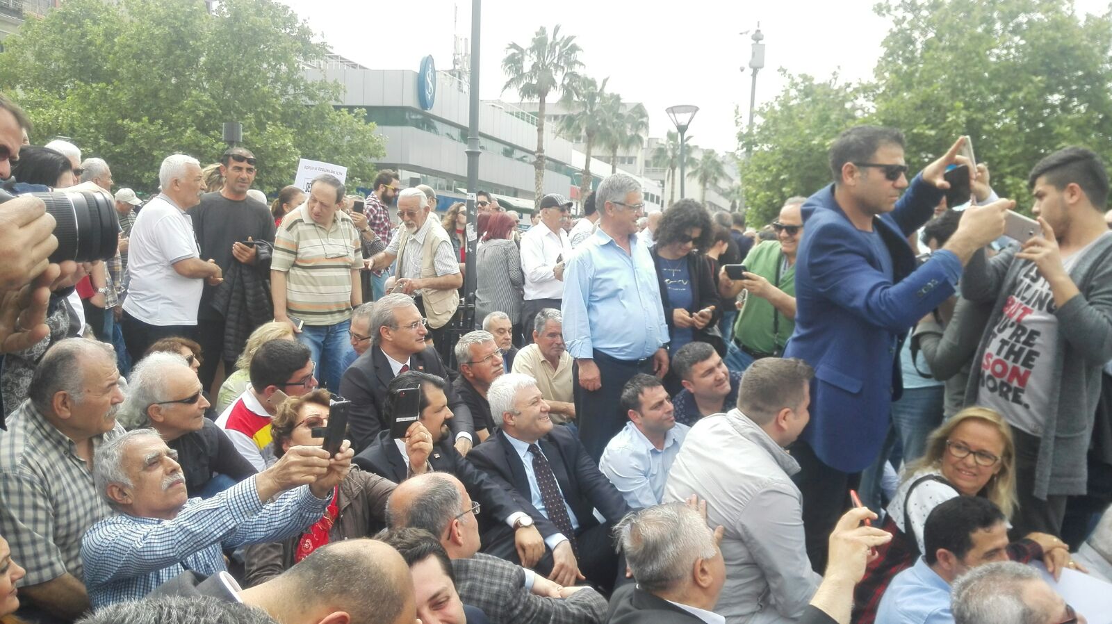 CHP İzmir'den oturma eylemi