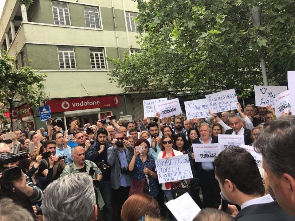 CHP İzmir'den oturma eylemi