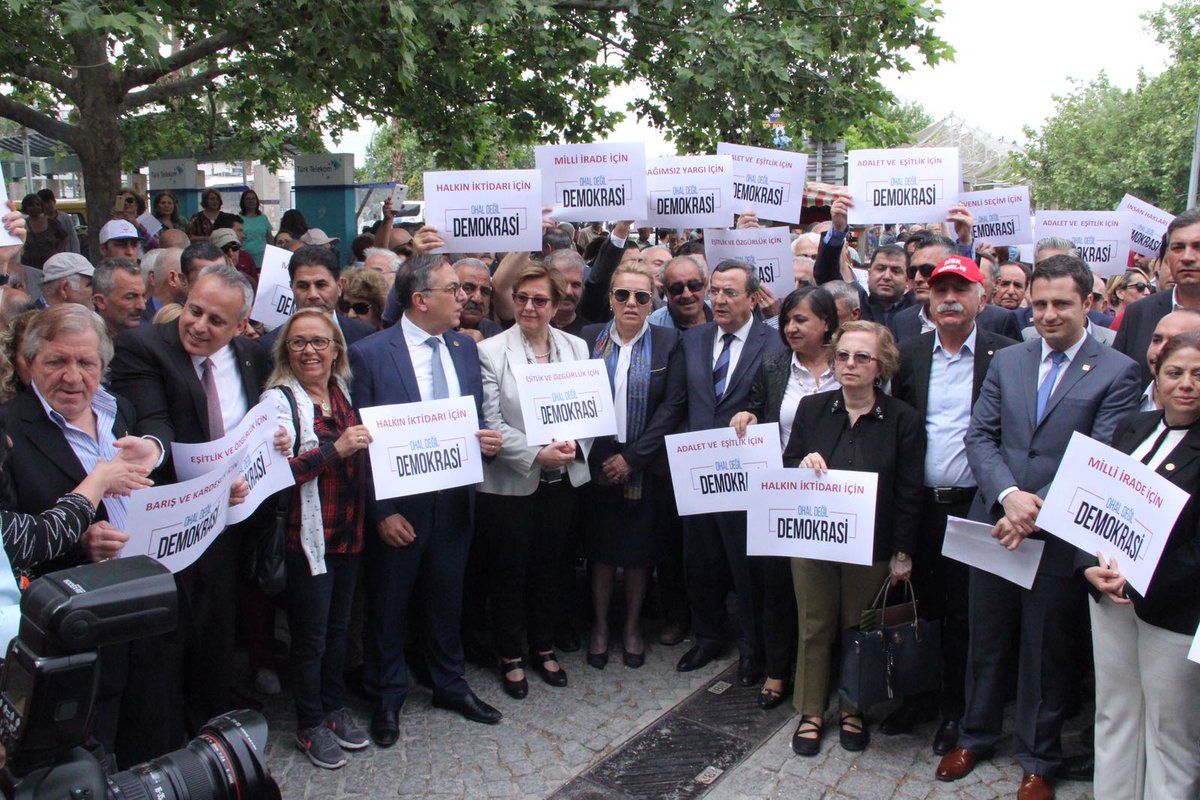 CHP İzmir'den oturma eylemi