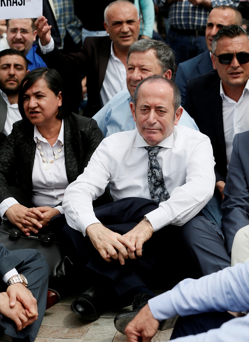 CHP İzmir'den oturma eylemi
