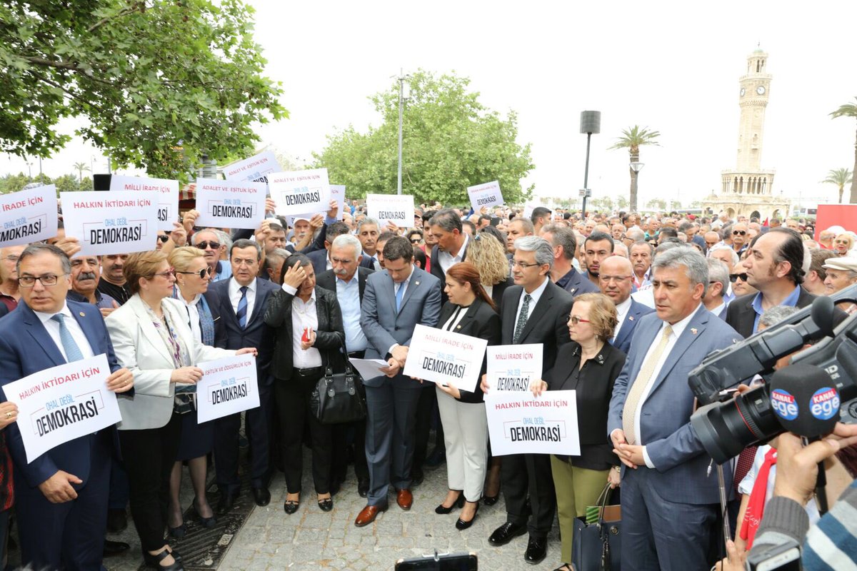 CHP İzmir'den oturma eylemi