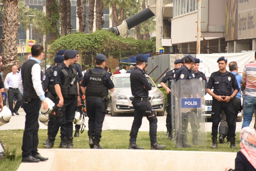 CHP İzmir'den oturma eylemi