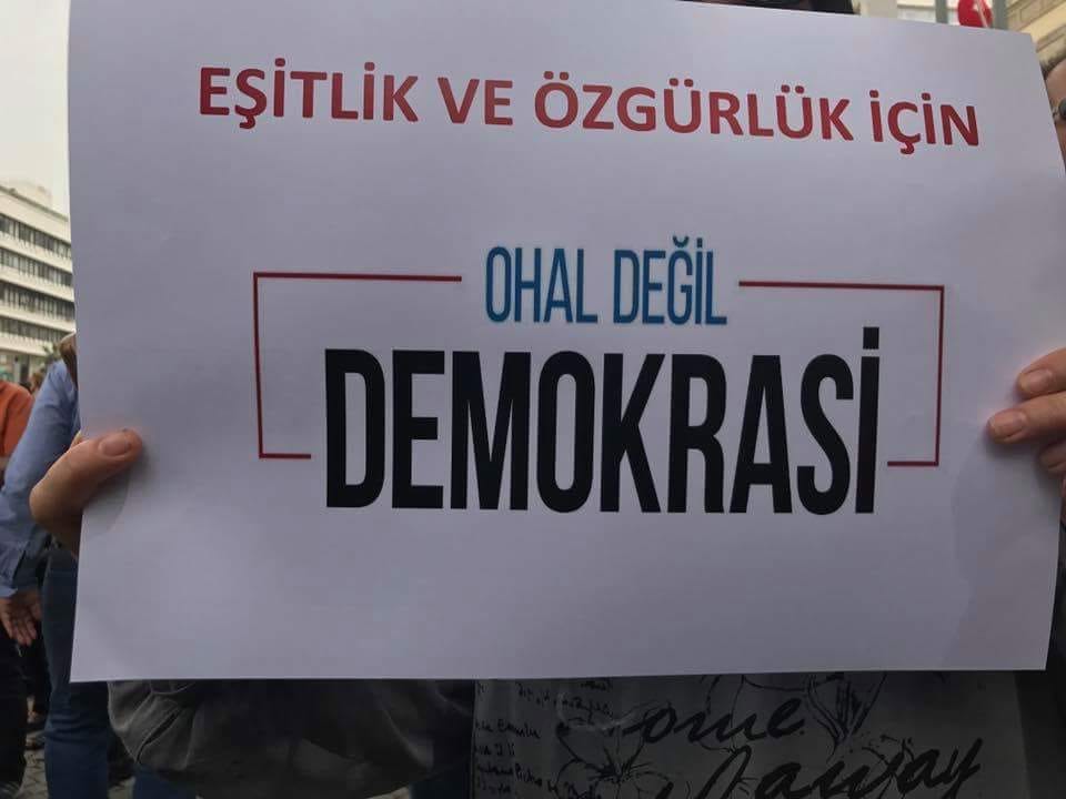 CHP İzmir'den oturma eylemi