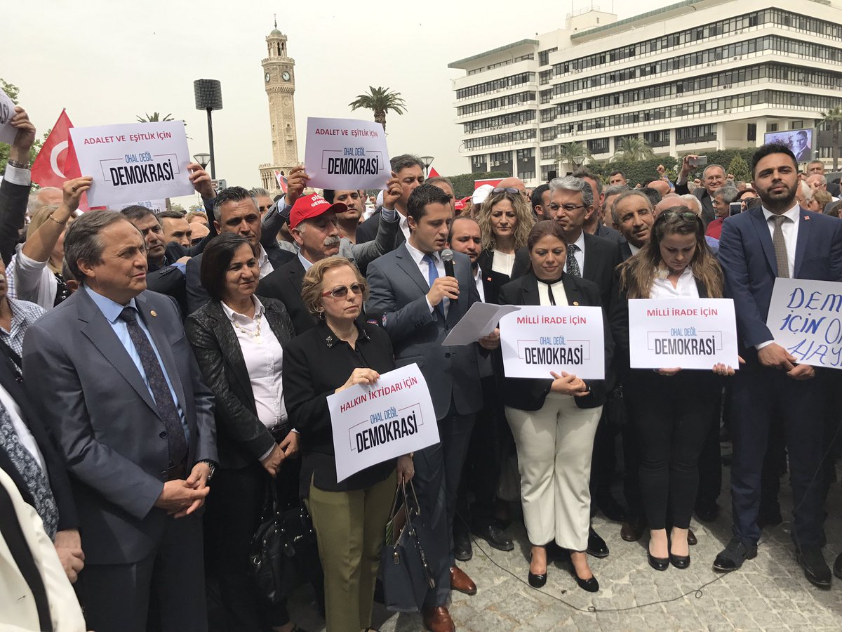 CHP İzmir'den oturma eylemi