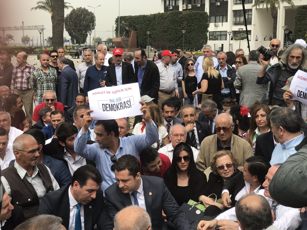 CHP İzmir'den oturma eylemi