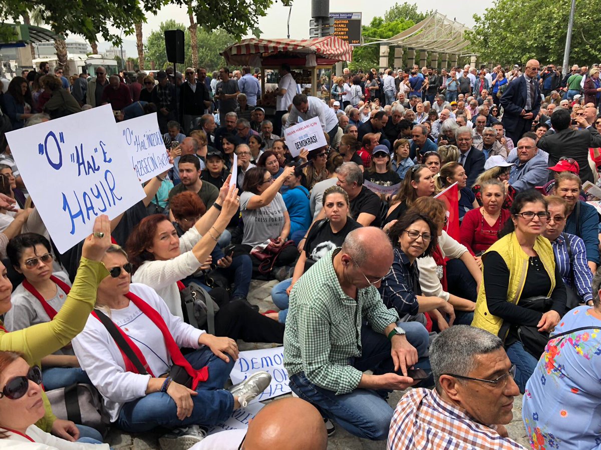 CHP İzmir'den oturma eylemi