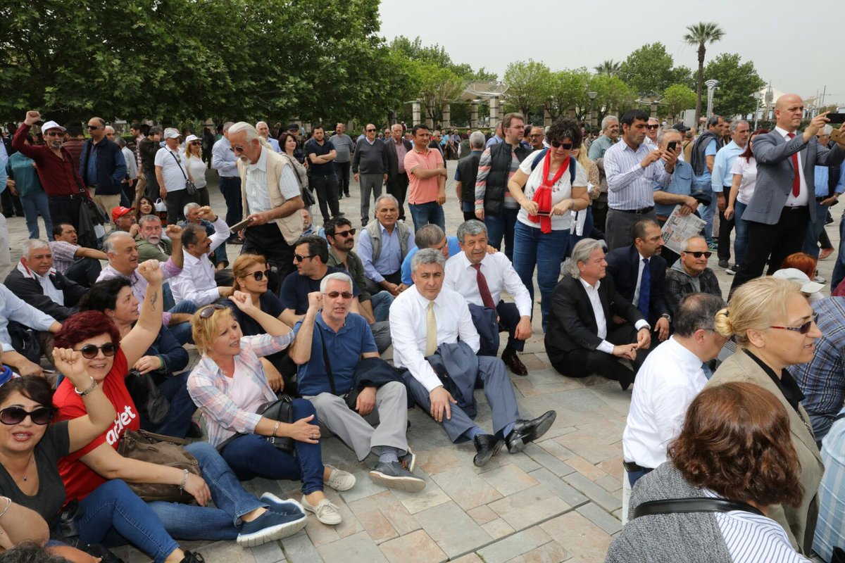CHP İzmir'den oturma eylemi