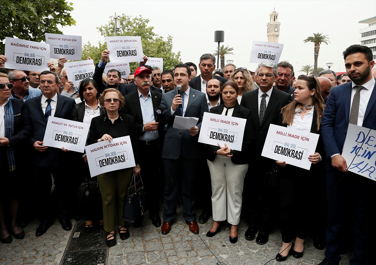 CHP İzmir'den oturma eylemi