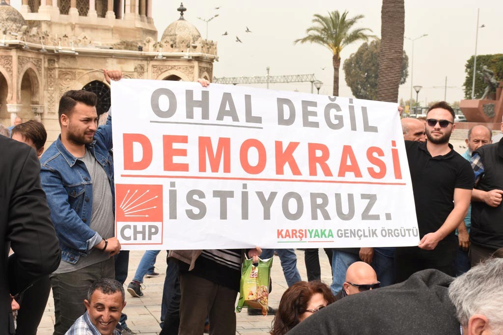 CHP İzmir'den oturma eylemi