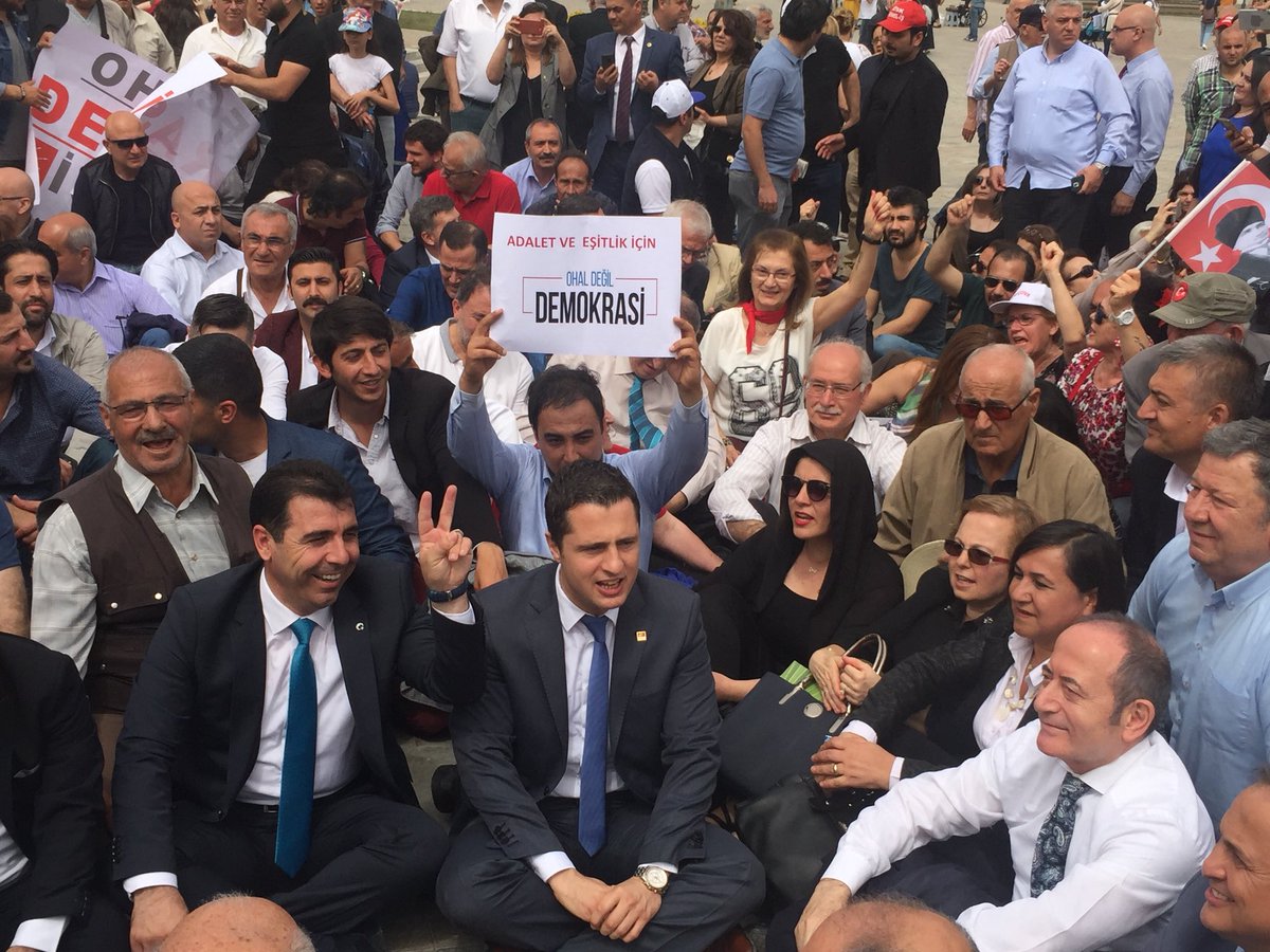 CHP İzmir'den oturma eylemi