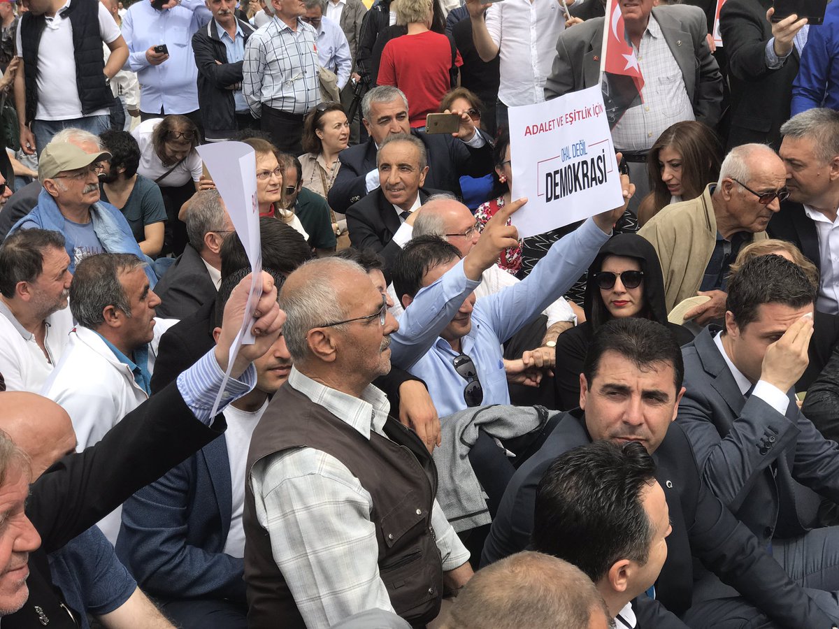 CHP İzmir'den oturma eylemi