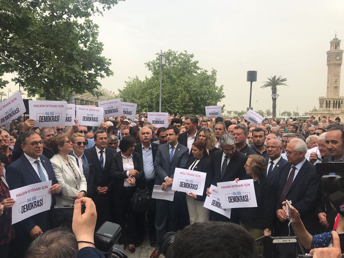 CHP İzmir'den oturma eylemi
