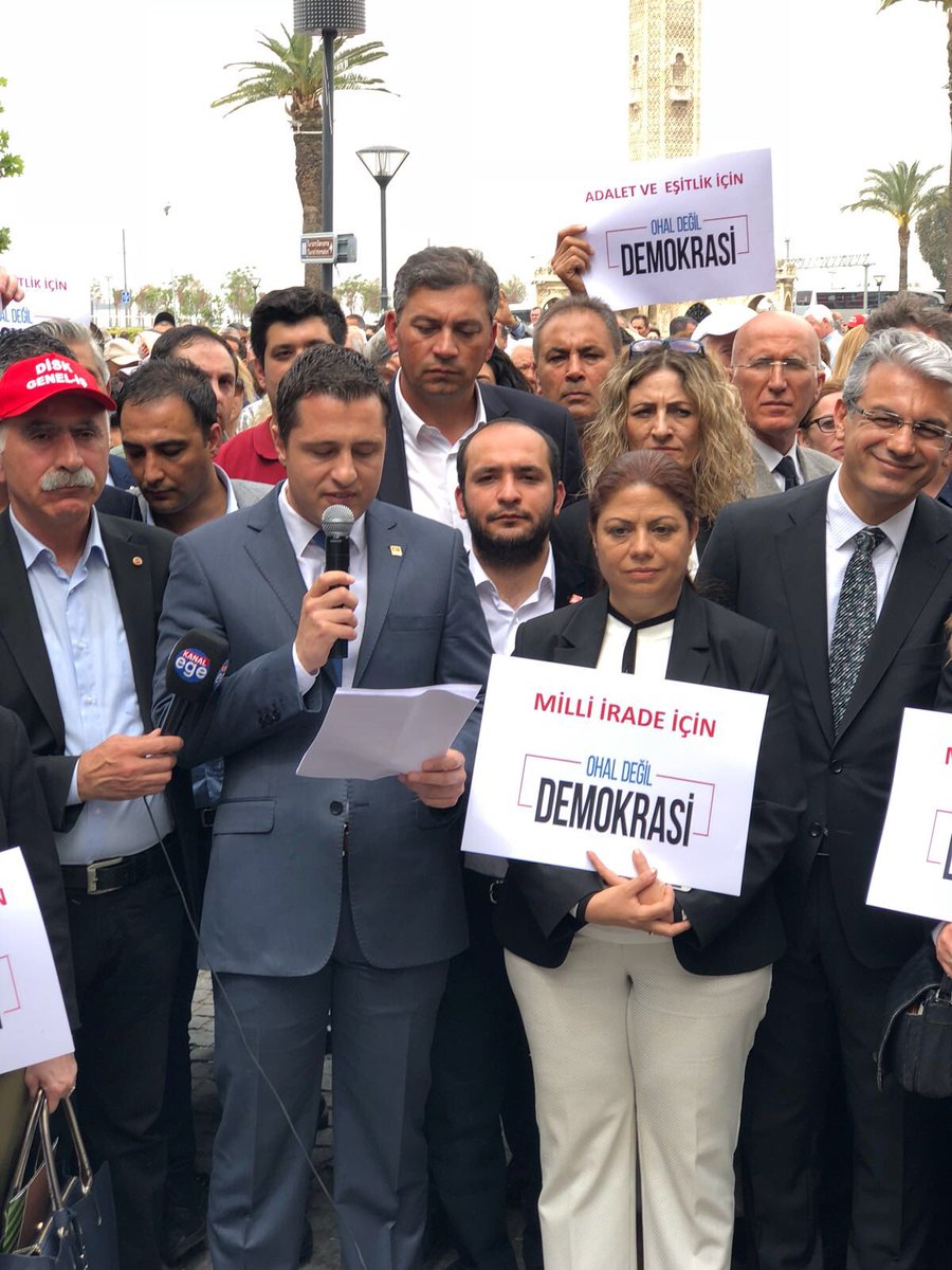 CHP İzmir'den oturma eylemi