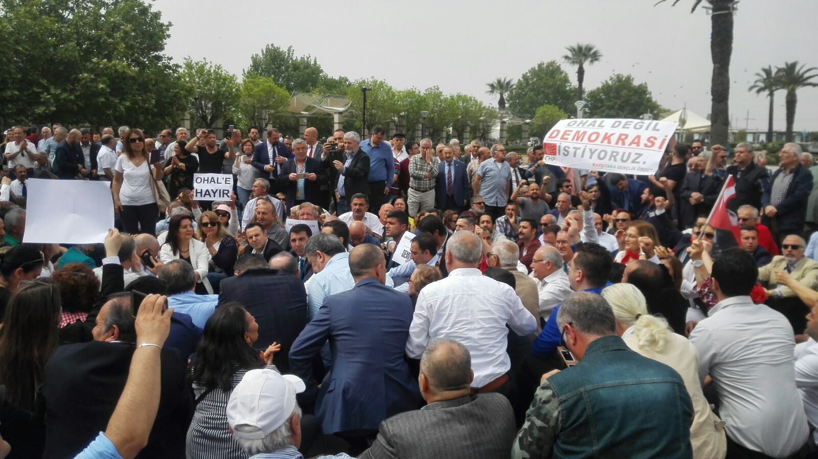 CHP İzmir'den oturma eylemi