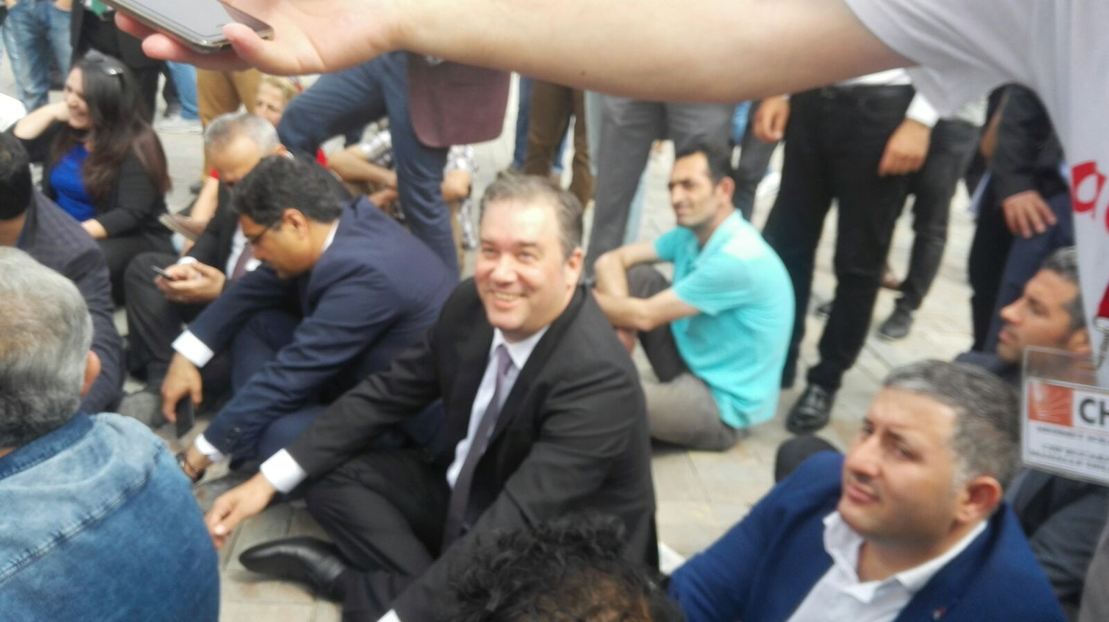 CHP İzmir'den oturma eylemi