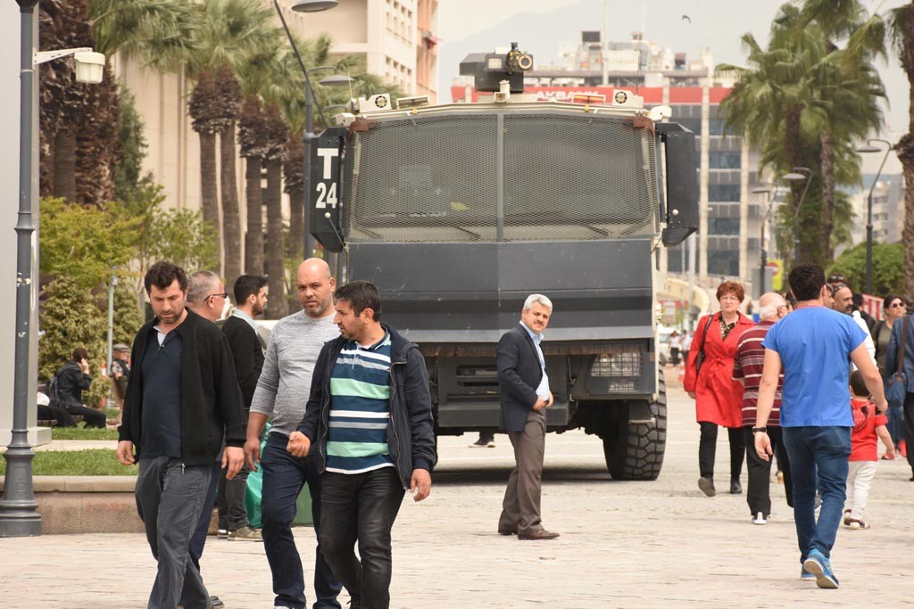 CHP İzmir'den oturma eylemi