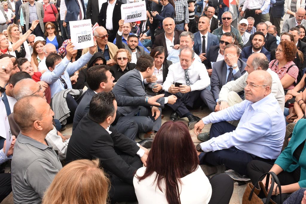 CHP İzmir'den oturma eylemi