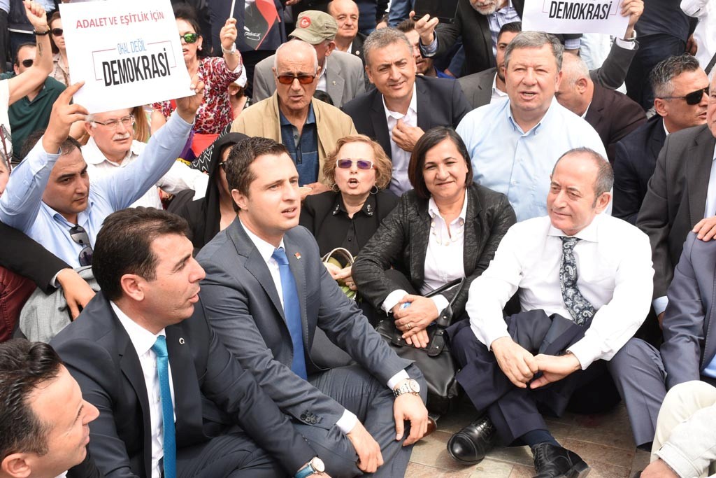 CHP İzmir'den oturma eylemi
