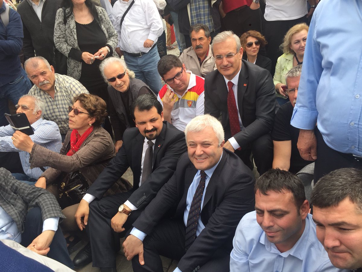 CHP İzmir'den oturma eylemi