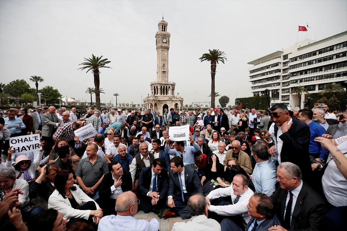 CHP İzmir'den oturma eylemi