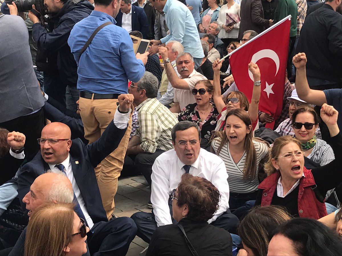 CHP İzmir'den oturma eylemi