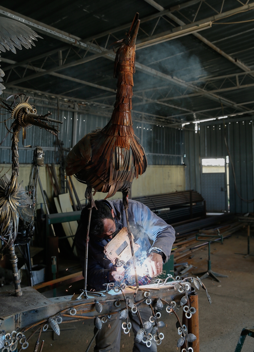 Hurda araçları sanat eserine dönüştürüyor