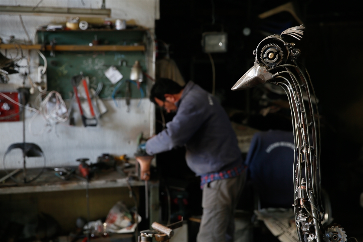 Hurda araçları sanat eserine dönüştürüyor