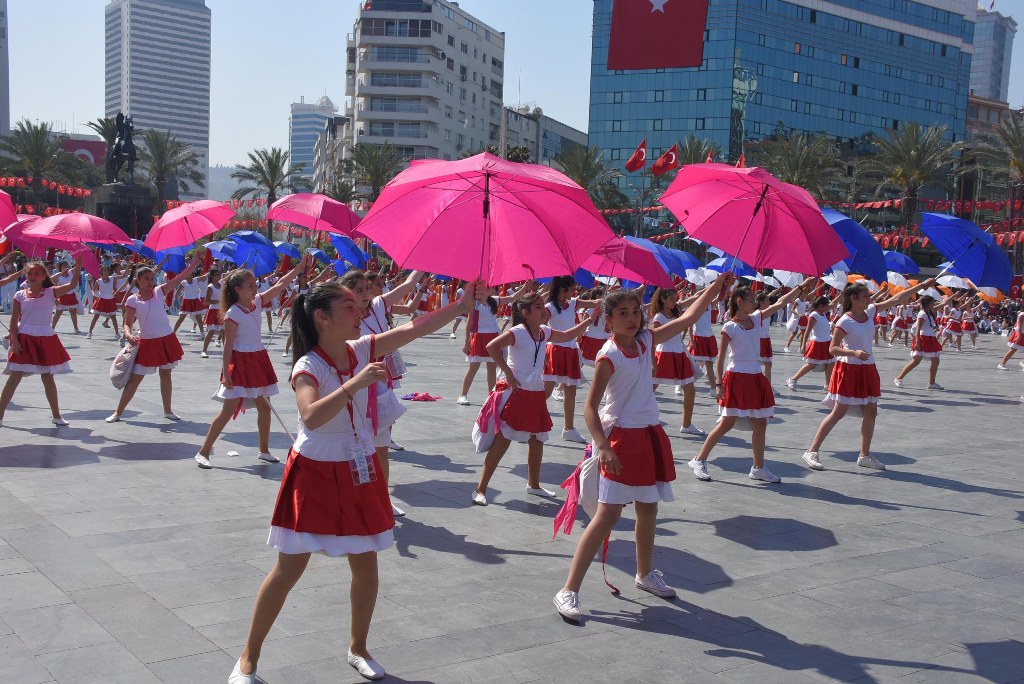 Cumhuriyet Meydanı'nda 23 Nisan coşkusu