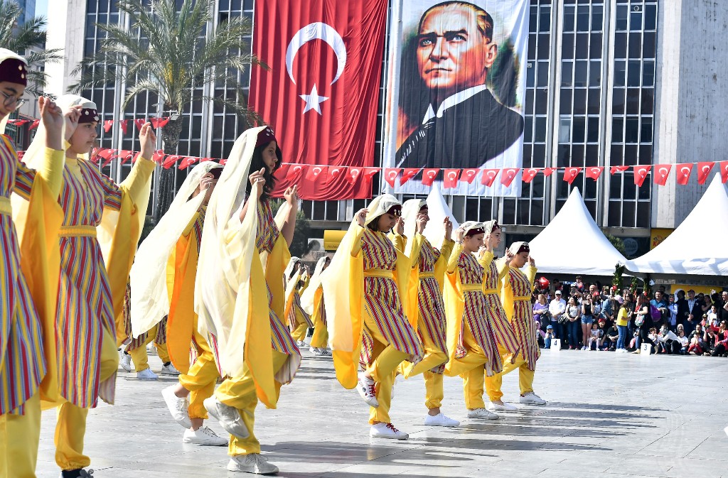 Cumhuriyet Meydanı'nda 23 Nisan coşkusu