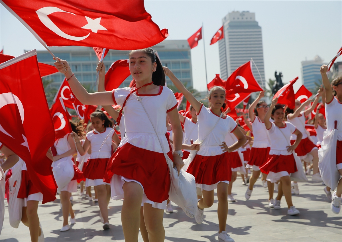 Cumhuriyet Meydanı'nda 23 Nisan coşkusu