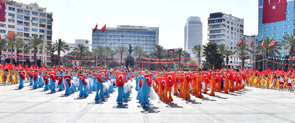 Cumhuriyet Meydanı'nda 23 Nisan coşkusu