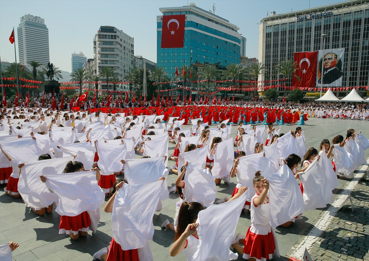 Cumhuriyet Meydanı'nda 23 Nisan coşkusu