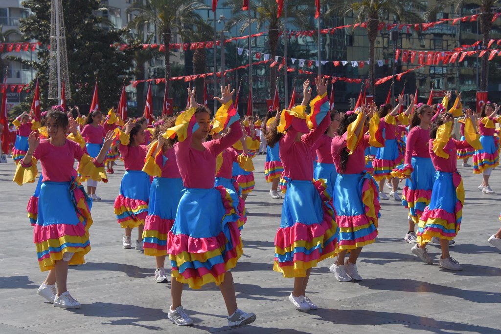 Cumhuriyet Meydanı'nda 23 Nisan coşkusu