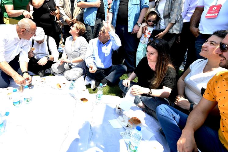 Gönül şenlik ister, boyoz bahane