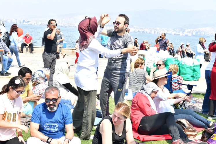 Gönül şenlik ister, boyoz bahane
