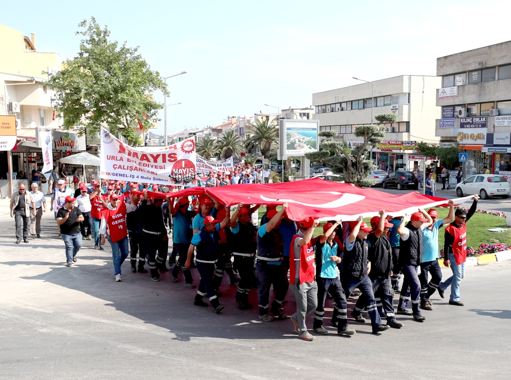 İzmir'in ilçelerinde 1 Mayıs coşkusu
