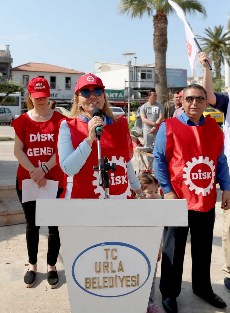 İzmir'in ilçelerinde 1 Mayıs coşkusu