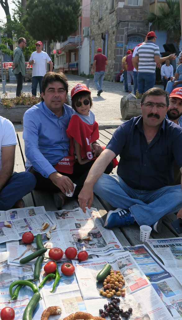 İzmir'in ilçelerinde 1 Mayıs coşkusu