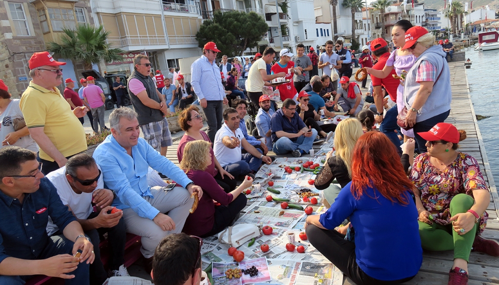 İzmir'in ilçelerinde 1 Mayıs coşkusu