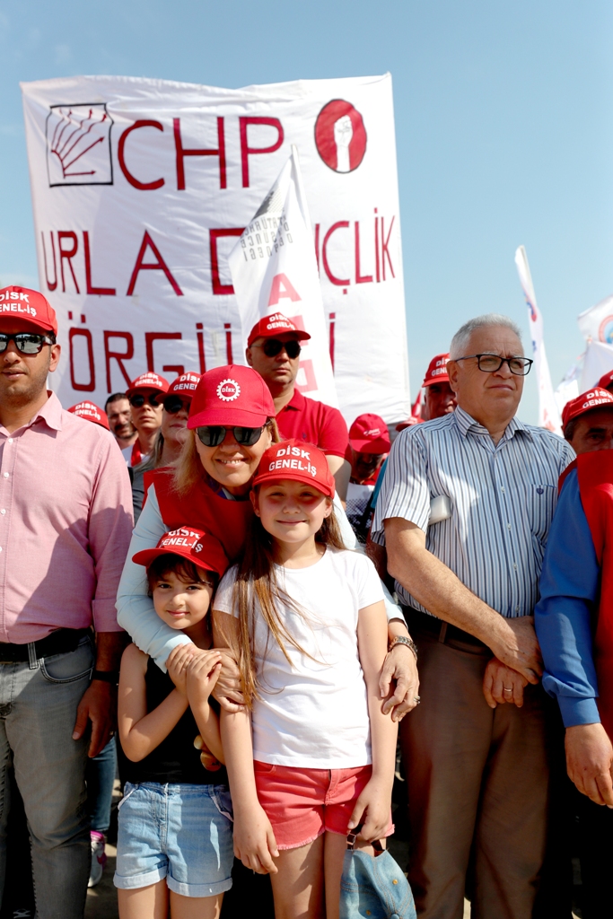 İzmir'in ilçelerinde 1 Mayıs coşkusu