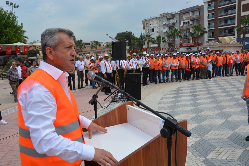 İzmir'in ilçelerinde 1 Mayıs coşkusu