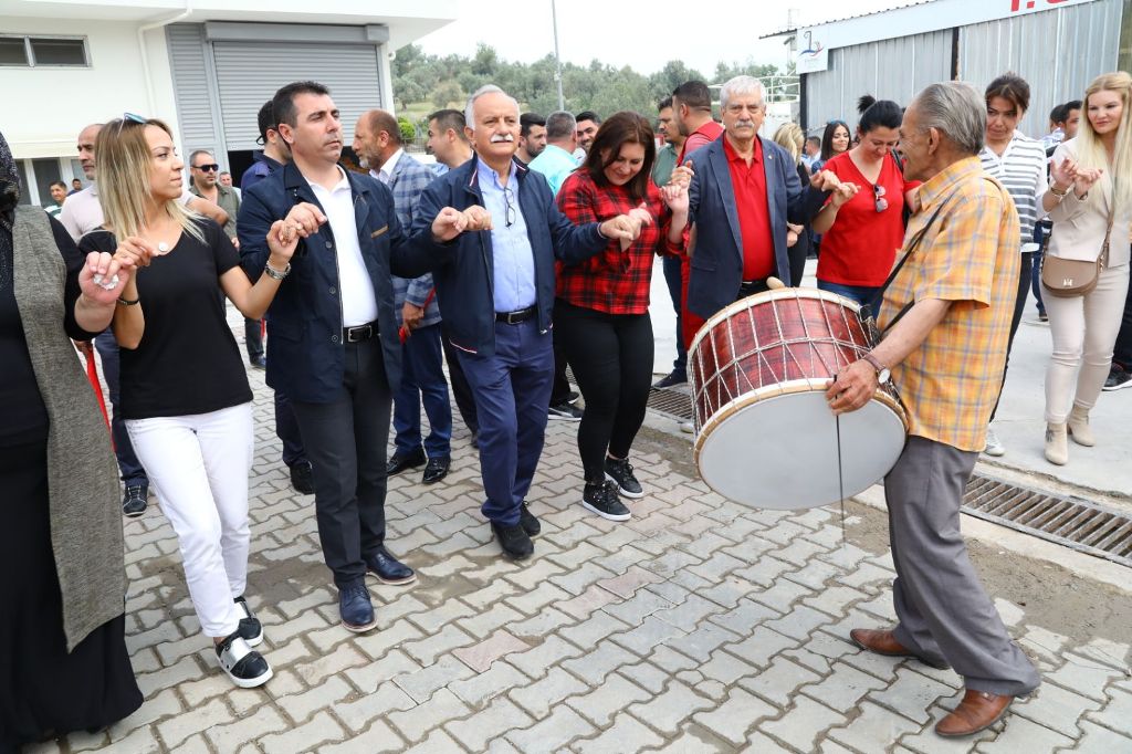 İzmir'in ilçelerinde 1 Mayıs coşkusu