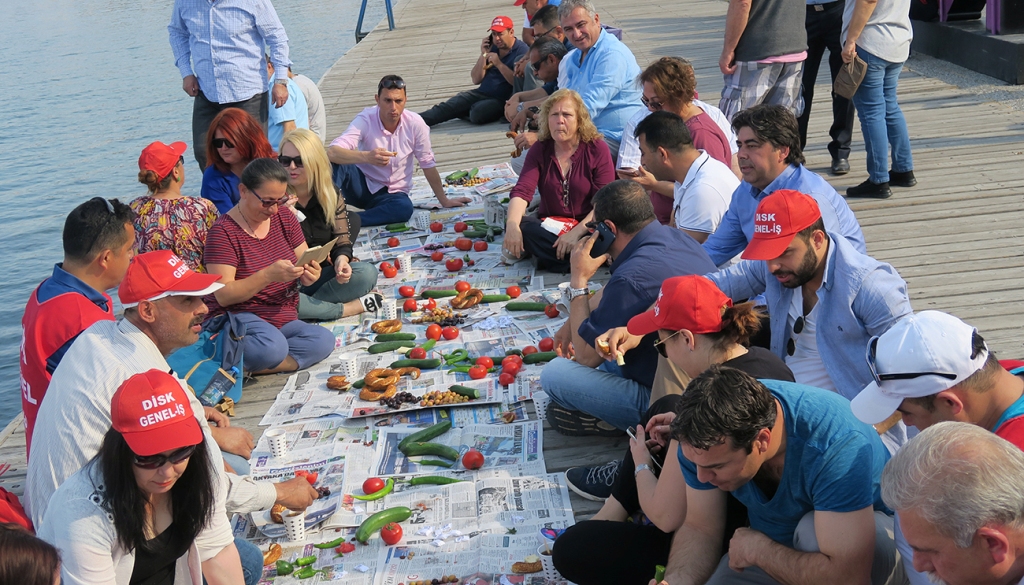 İzmir'in ilçelerinde 1 Mayıs coşkusu