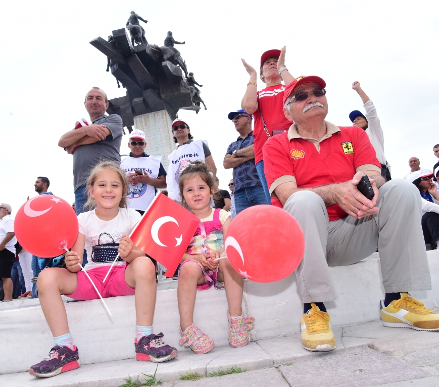İzmir'de 1 Mayıs coşkusu