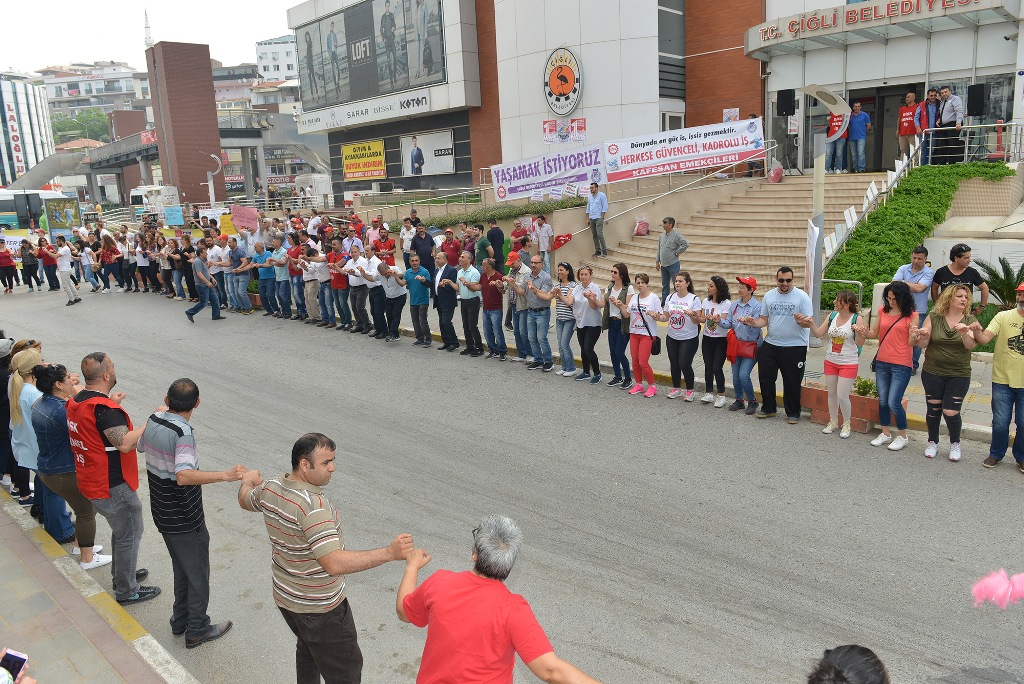 İzmir'in ilçelerinde 1 Mayıs coşkusu