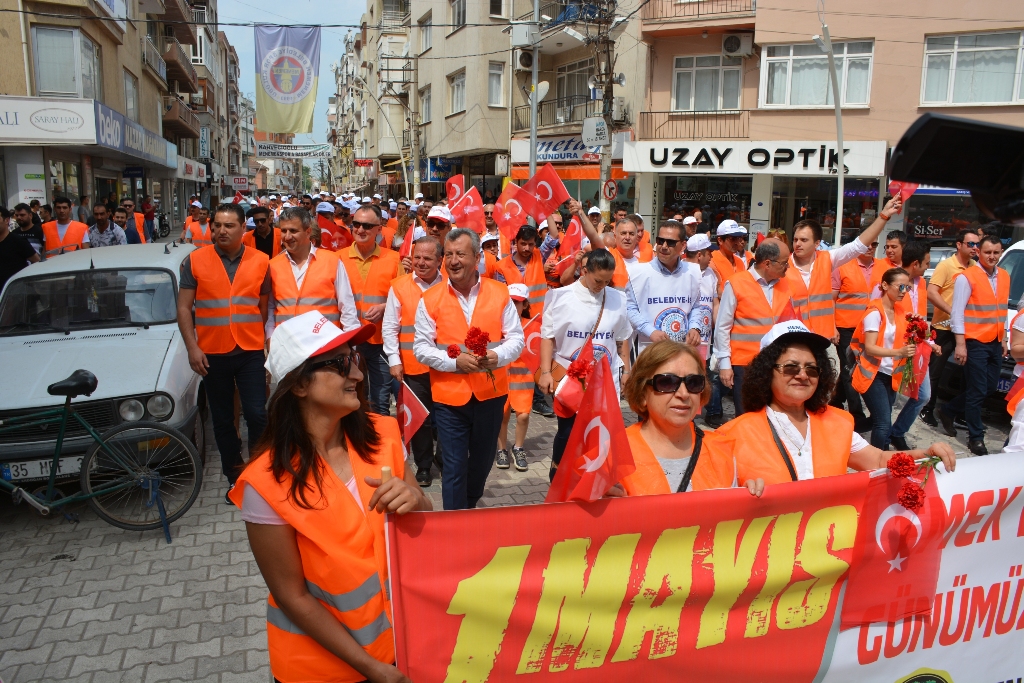 İzmir'in ilçelerinde 1 Mayıs coşkusu