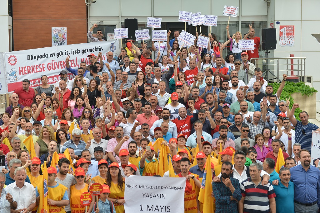 İzmir'in ilçelerinde 1 Mayıs coşkusu