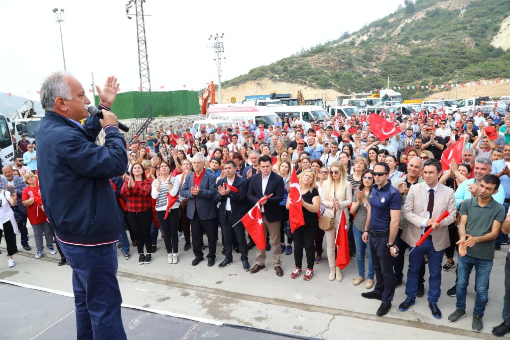 İzmir'in ilçelerinde 1 Mayıs coşkusu
